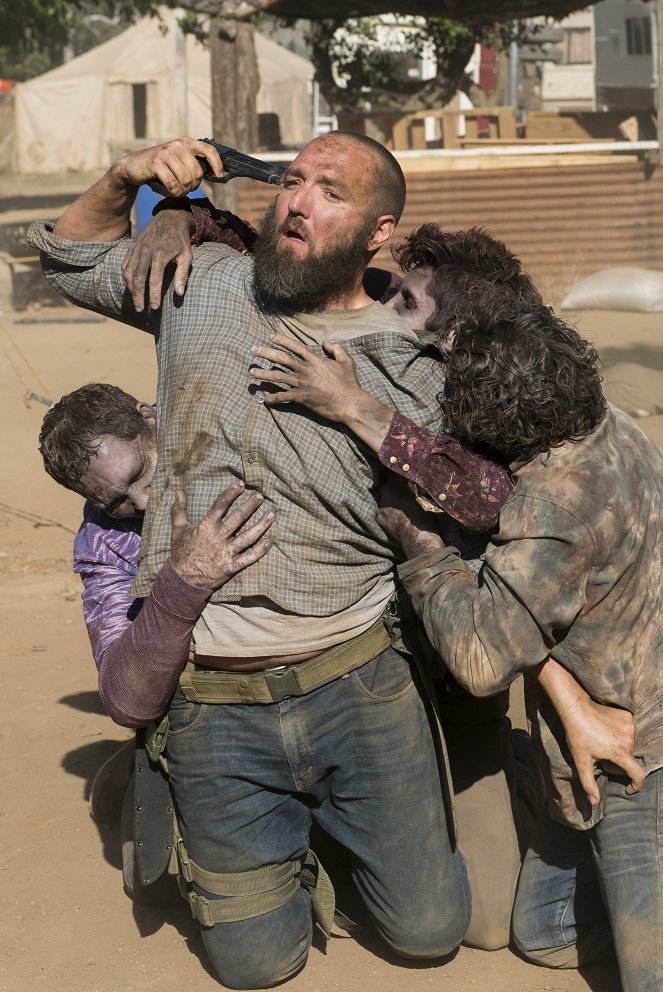 Fear the Walking Dead - Brother's Keeper - Photos - Matt Lasky