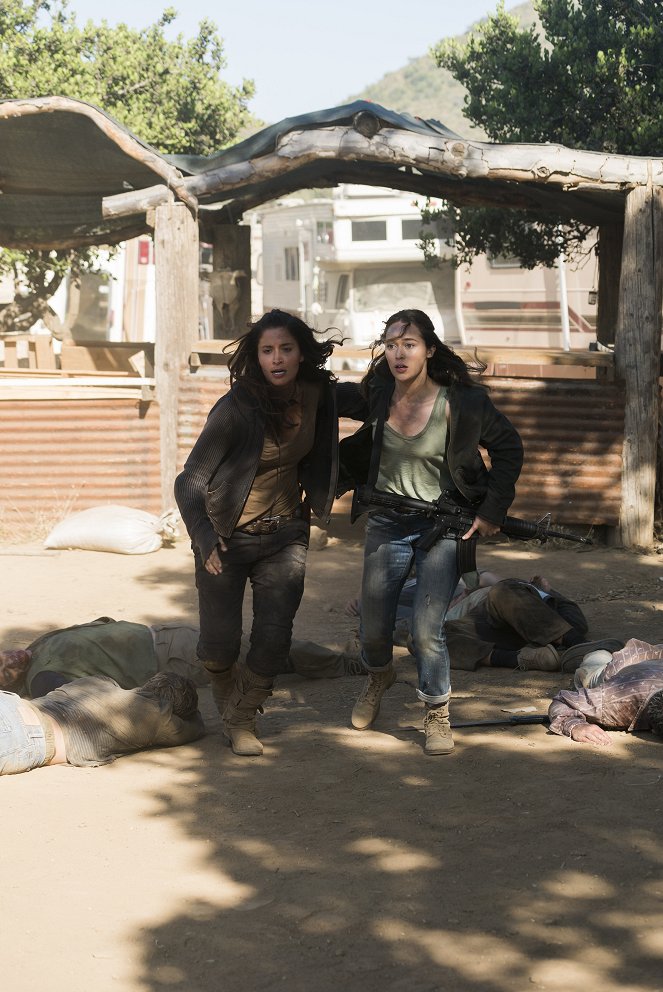 Fear the Walking Dead - Season 3 - Atyámfia gondozója - Filmfotók - Mercedes Mason, Alycia Debnam-Carey