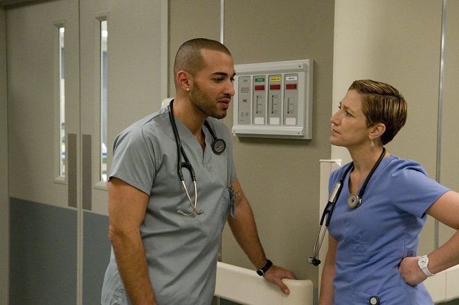Nurse Jackie - Season 1 - Von Mann zu Mann - Filmfotos - Haaz Sleiman, Edie Falco