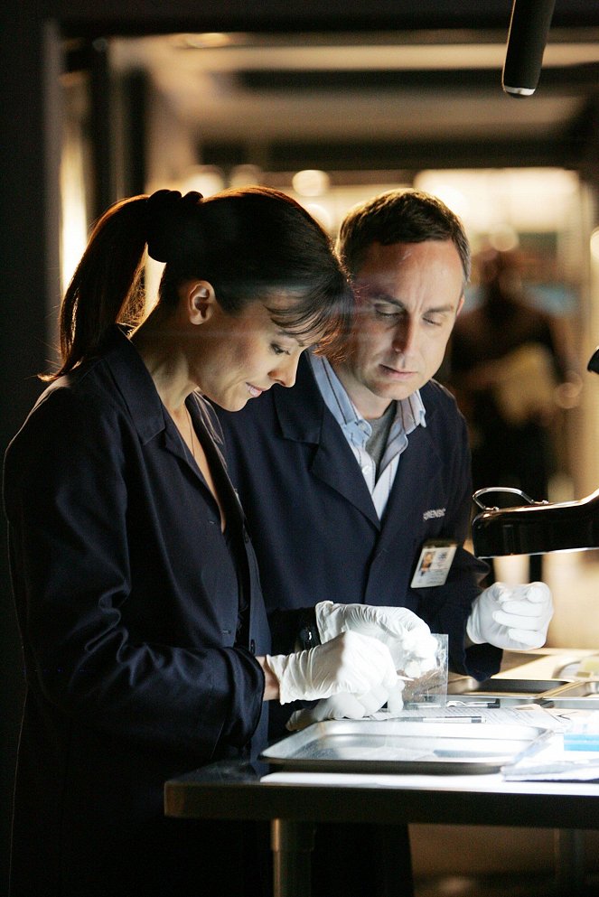 CSI: A helyszínelők - Ezer nap a Földön - Filmfotók - Liz Vassey, Wallace Langham