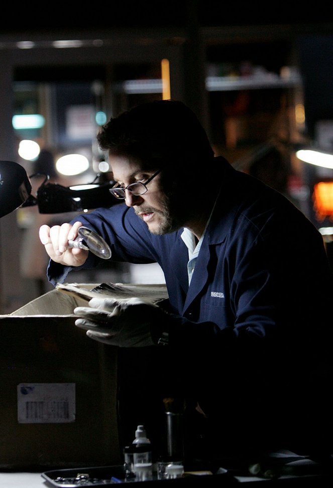 CSI: Crime Scene Investigation - Season 8 - A Thousand Days on Earth - Photos - William Petersen