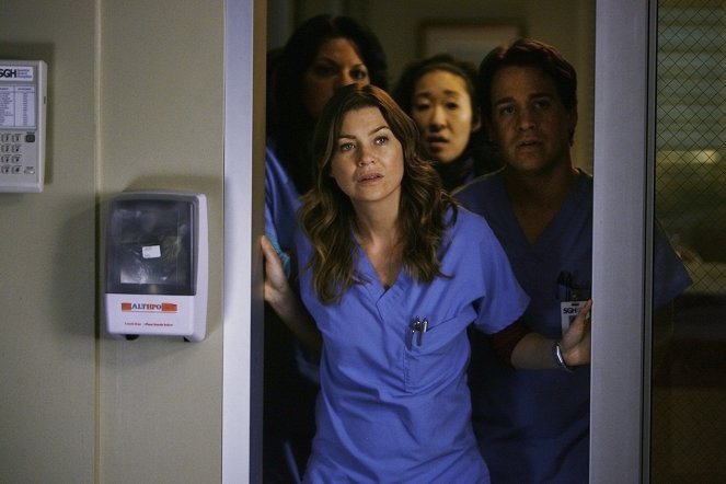 Grey's Anatomy - Season 5 - Elevator Love Letter - Photos - Ellen Pompeo, T.R. Knight