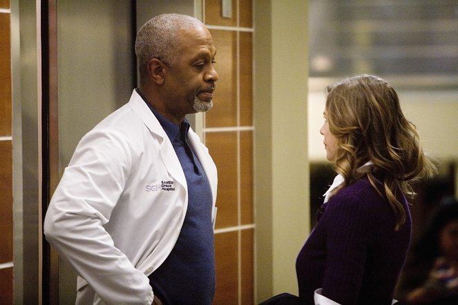 Grey's Anatomy - Elevator Love Letter - Photos - James Pickens Jr.