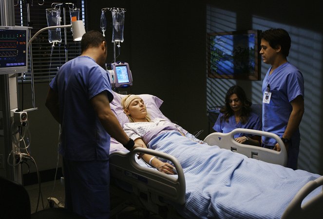 Grey's Anatomy - Elevator Love Letter - Photos - Katherine Heigl, Ellen Pompeo, T.R. Knight