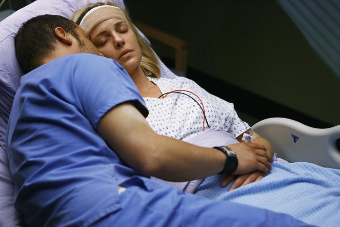 Grey's Anatomy - Season 5 - Elevator Love Letter - Photos - Katherine Heigl
