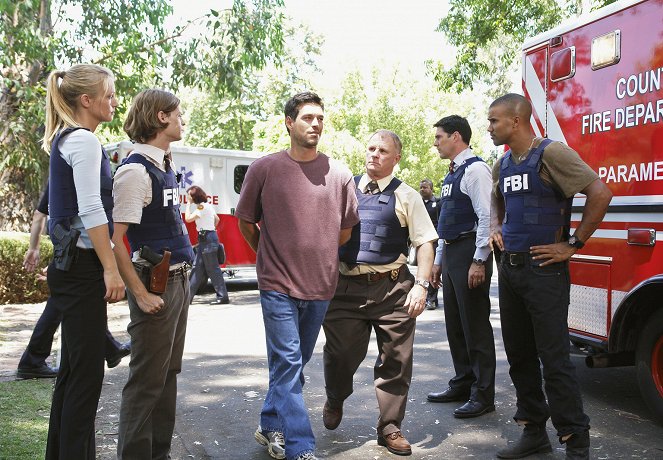 Criminal Minds - Season 3 - In Name and Blood - Van film - A.J. Cook, Matthew Gray Gubler, Gordon Clapp, Thomas Gibson, Shemar Moore