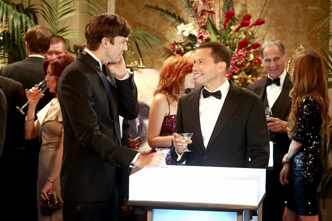 Two and a Half Men - Justice in Star-Spangled Hot Pants - Photos - Ashton Kutcher, Jon Cryer