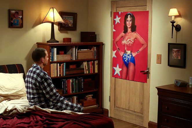 Two and a Half Men - Justice in Star-Spangled Hot Pants - Photos - Jon Cryer