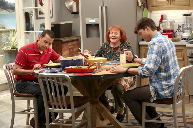 Two and a Half Men - This Unblessed Biscuit - Photos - Jon Cryer, Edie McClurg, Ashton Kutcher