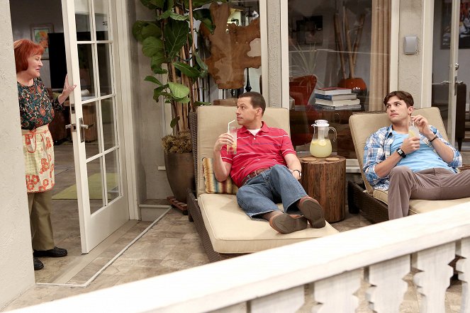 Two and a Half Men - This Unblessed Biscuit - Photos - Edie McClurg, Jon Cryer, Ashton Kutcher