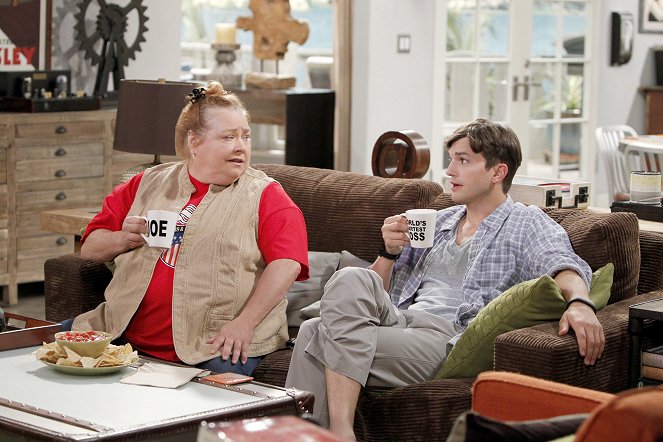 Two and a Half Men - This Unblessed Biscuit - Van film - Conchata Ferrell, Ashton Kutcher