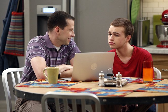 Two and a Half Men - Season 10 - Cows, Prepare to Be Tipped - Photos - Jon Cryer, Angus T. Jones