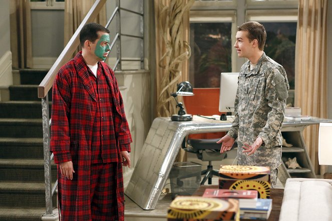Two and a Half Men - Cows, Prepare to Be Tipped - Photos - Jon Cryer, Angus T. Jones