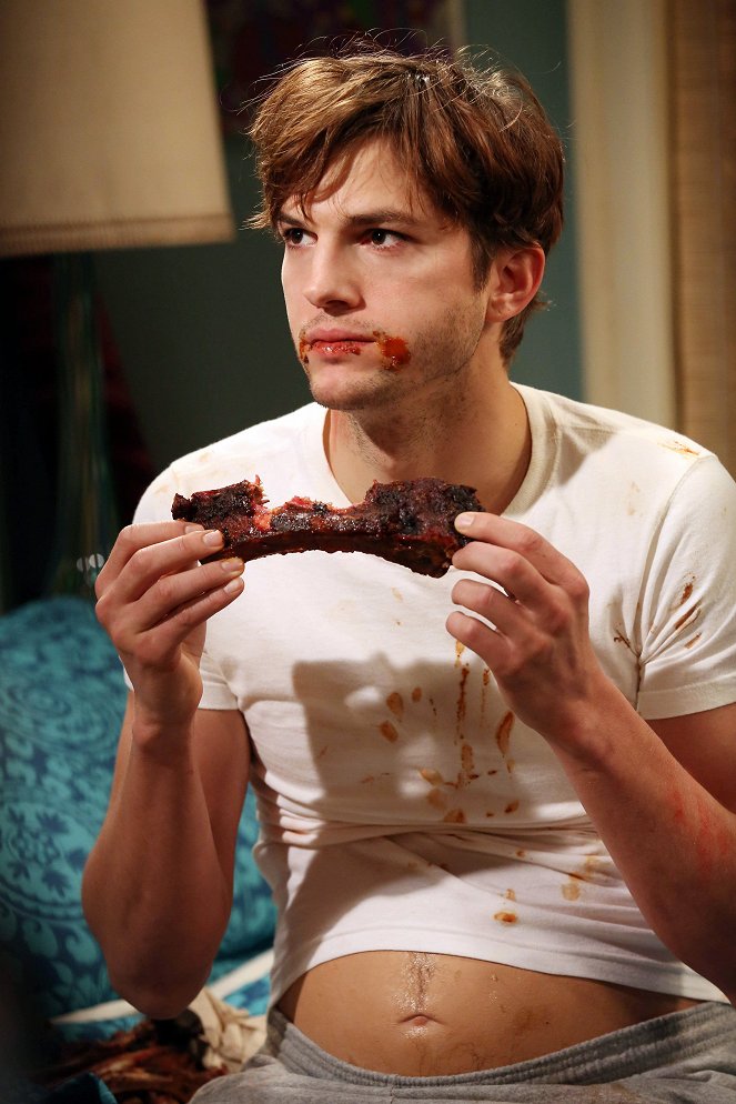 Two and a Half Men - Grab a Feather and Get in Line - Photos - Ashton Kutcher