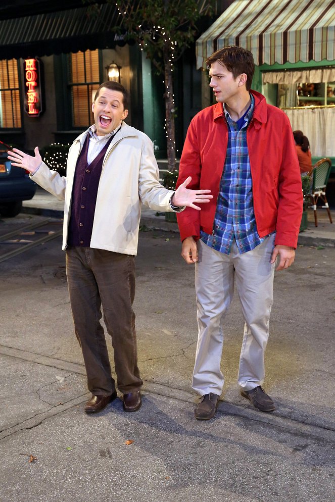 Two and a Half Men - Grab a Feather and Get in Line - Photos - Jon Cryer, Ashton Kutcher