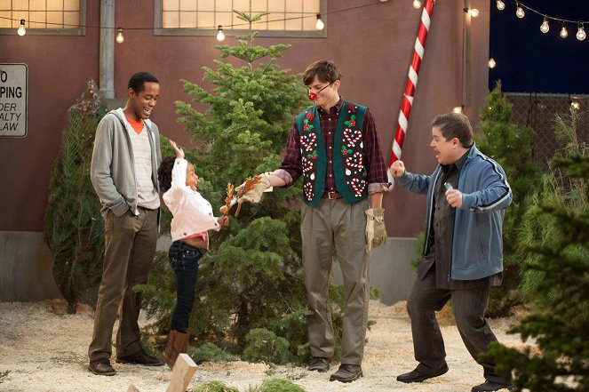Dois Homens e Meio - Give Santa a Tail-Hole - Do filme - Wayne Wilderson, Layla Crawford, Ashton Kutcher, Patton Oswalt