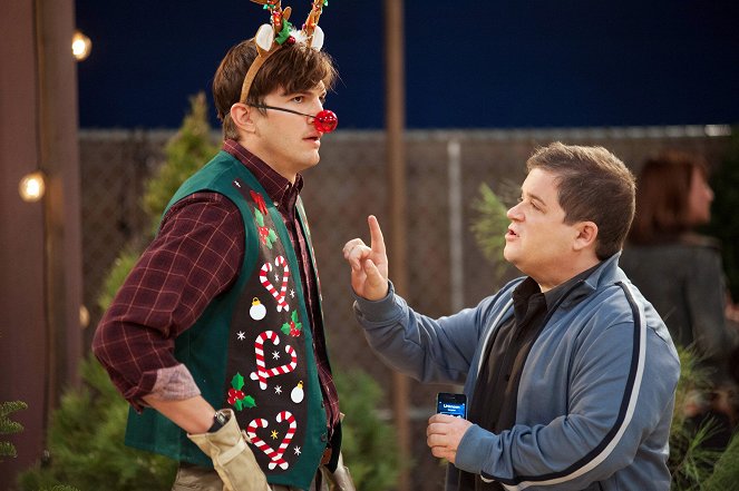 Dva a pol chlapa - Give Santa a Tail-Hole - Z filmu - Ashton Kutcher, Patton Oswalt