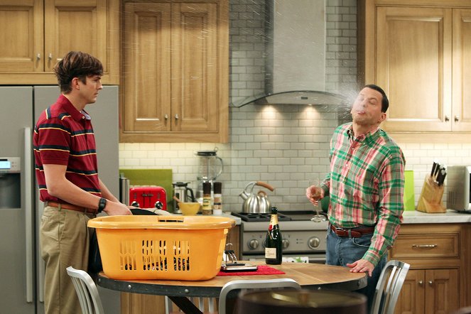 Two and a Half Men - Give Santa a Tail-Hole - Photos - Ashton Kutcher, Jon Cryer