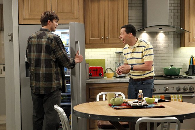 Two and a Half Men - Season 10 - That's Not What They Call It in Amsterdam - Photos - Ashton Kutcher, Jon Cryer