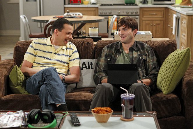 Two and a Half Men - Season 10 - That's Not What They Call It in Amsterdam - Photos - Jon Cryer, Ashton Kutcher