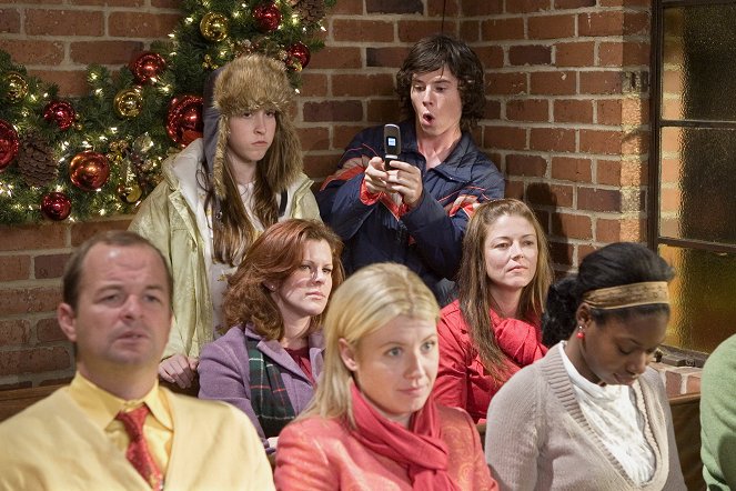 Uma Família Perdida no Meio do Nada - Season 1 - Christmas - Do filme - Eden Sher, Charlie McDermott