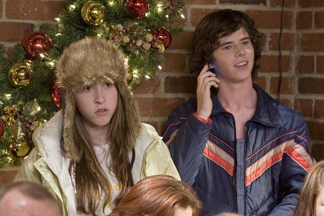 Uma Família Perdida no Meio do Nada - Season 1 - Christmas - Do filme - Eden Sher, Charlie McDermott