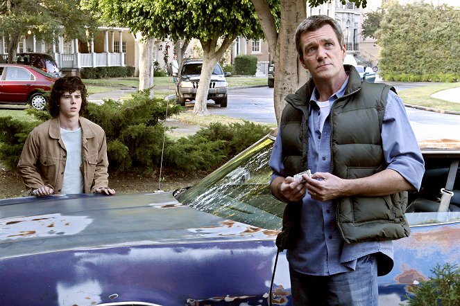 Uma Família Perdida no Meio do Nada - Season 1 - The Jeans - Do filme - Charlie McDermott, Neil Flynn