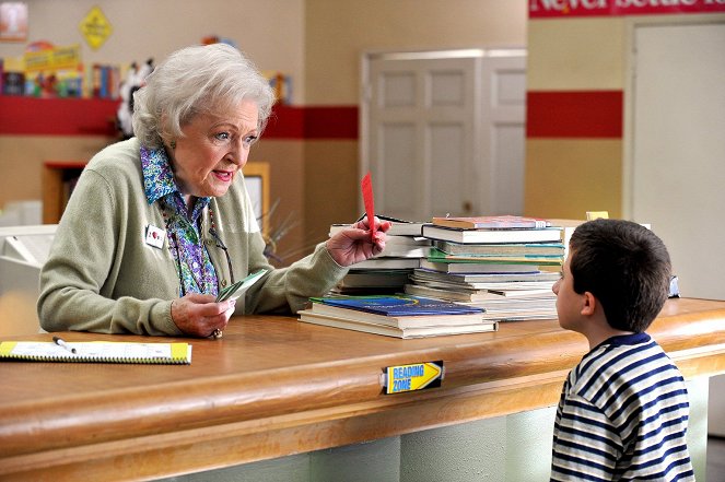The Middle - Average Rules - Van film - Betty White, Atticus Shaffer