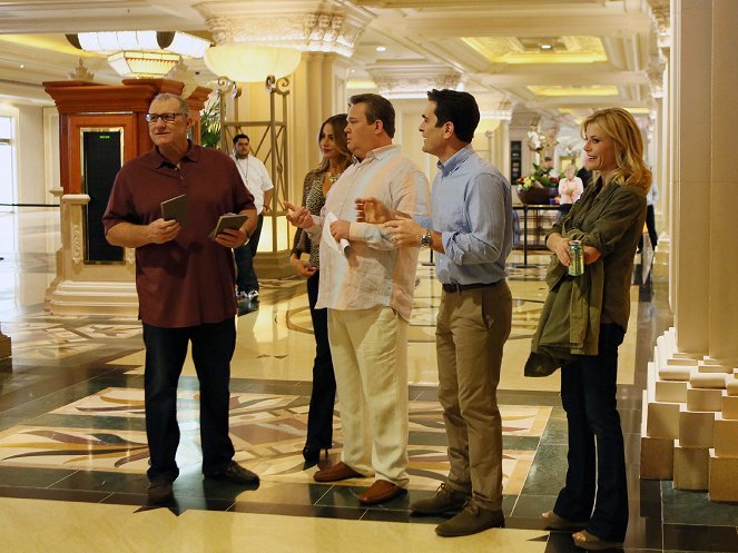 Modern Family - Season 5 - Verwirrendes Vegas - Filmfotos - Ed O'Neill, Sofía Vergara, Eric Stonestreet, Ty Burrell, Julie Bowen