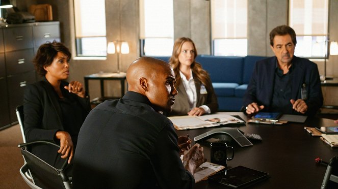 Criminal Minds - Season 11 - Internal Affairs - Photos - Aisha Tyler, Shemar Moore, A.J. Cook, Joe Mantegna