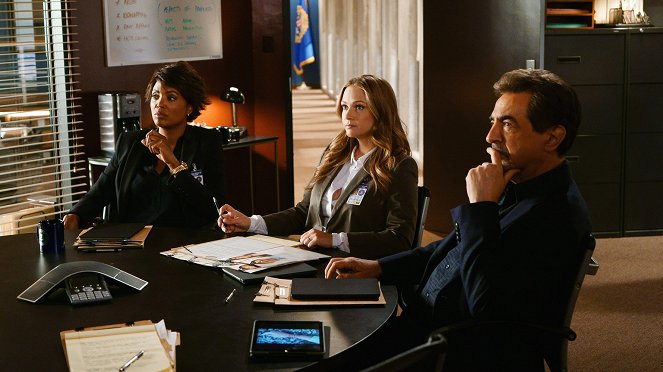 Criminal Minds - Season 11 - Internal Affairs - Photos - Aisha Tyler, A.J. Cook, Joe Mantegna