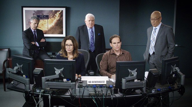 Major Crimes - Season 5 - Present Tense - De la película - Tony Denison, Mary McDonnell, G. W. Bailey, Phillip P. Keene, Michael Paul Chan