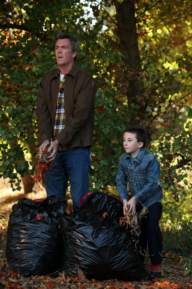Uma Família Perdida no Meio do Nada - Homecoming - Do filme - Neil Flynn, Atticus Shaffer