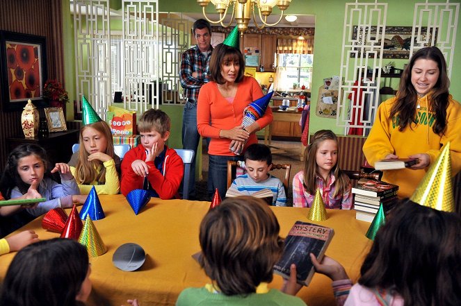The Middle - A Birthday Story - Photos - Patricia Heaton, Eden Sher