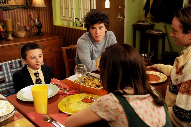 Taká obyčajná rodinka - Thanksgiving II - Z filmu - Atticus Shaffer, Charlie McDermott