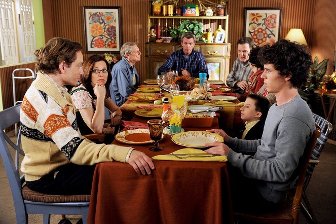 Pępek świata - Thanksgiving II - Z filmu - Laura Heisler, Neil Flynn, Atticus Shaffer, Charlie McDermott