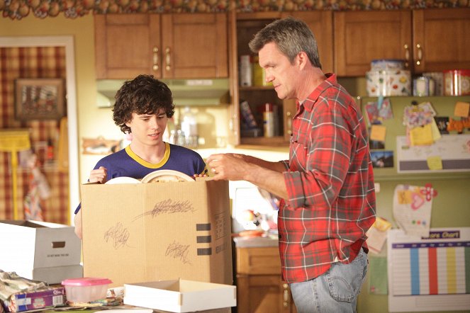 The Middle - Spring Cleaning - Photos - Charlie McDermott, Neil Flynn