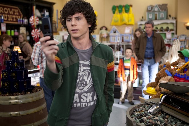 The Middle - Mother's Day II - Photos - Charlie McDermott