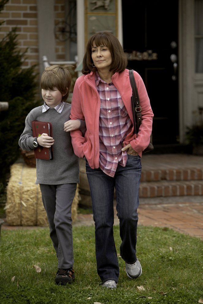 The Middle - Season 2 - Mother's Day II - Photos - Nick Shafer, Patricia Heaton