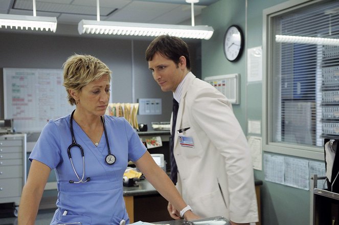 Nurse Jackie - Season 2 - Comfort Food - Photos - Edie Falco, Peter Facinelli