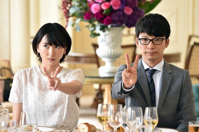 The Full-Time Wife Escapist - Van film - Yui Aragaki, Gen Hoshino