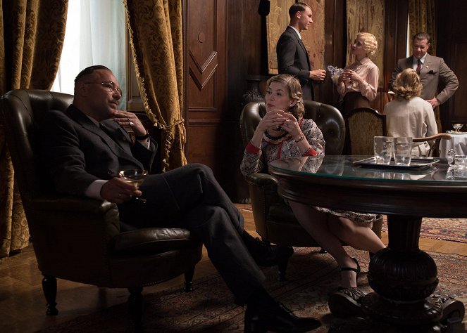 The Man with the Iron Heart - Photos - Stephen Graham, Rosamund Pike