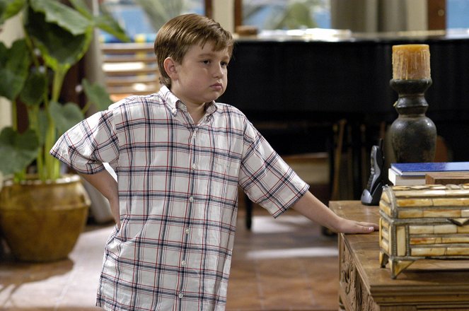 Two and a Half Men - Season 1 - Go East on Sunset Until You Reach the Gates of Hell - Van film - Angus T. Jones