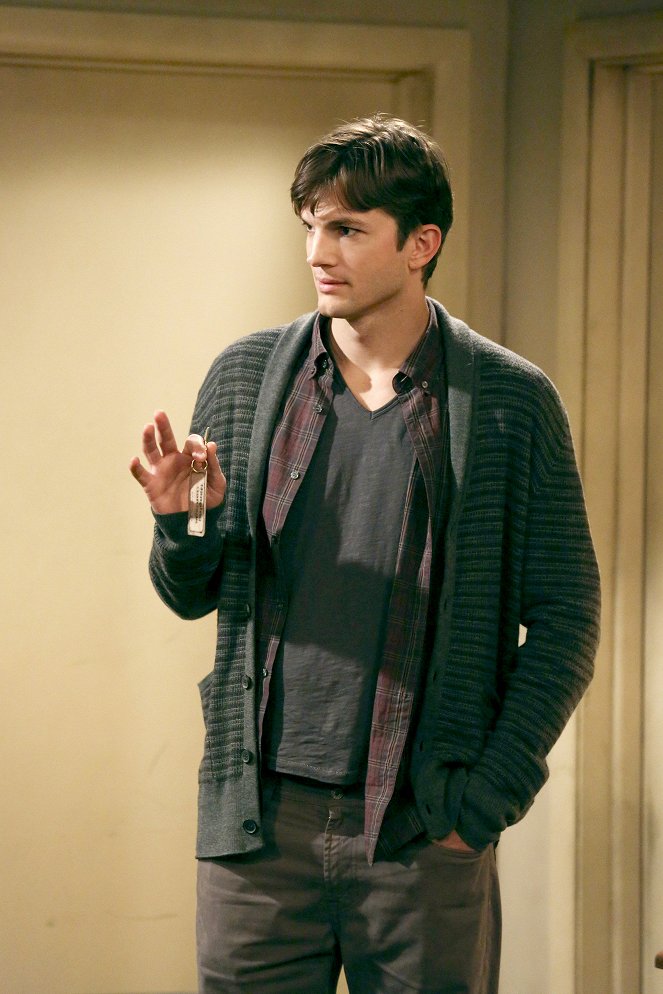 Two and a Half Men - Mr. Walden, He Die. I Clean Room. - Photos - Ashton Kutcher