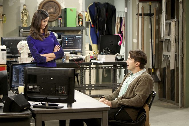Two and a Half Men - Tazed in the Lady Nuts - Photos - Odette Annable, Ashton Kutcher