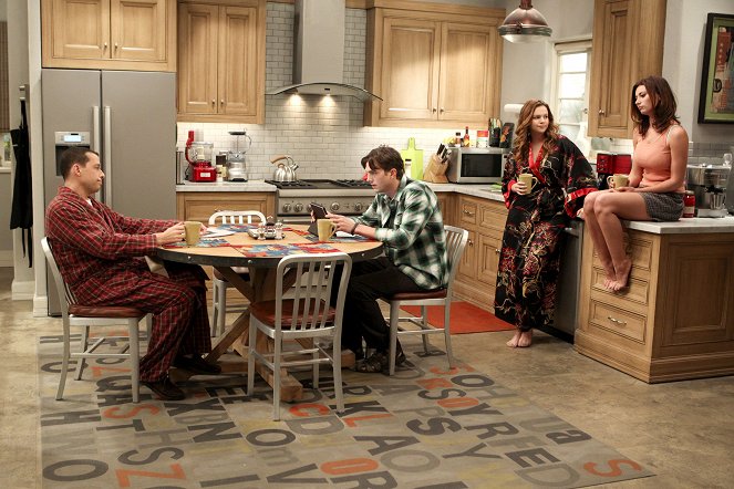 Two and a Half Men - Tazed in the Lady Nuts - Photos - Jon Cryer, Ashton Kutcher, Amber Tamblyn, Aly Michalka