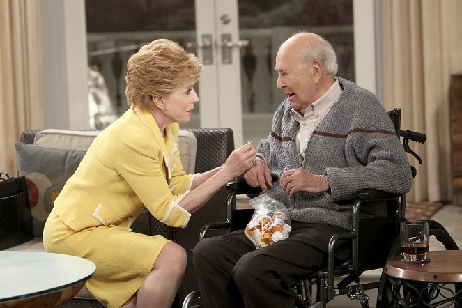 Two and a Half Men - Bite Me, Supreme Court - Photos - Holland Taylor, Carl Reiner