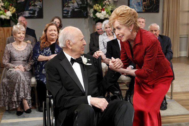Two and a Half Men - Bite Me, Supreme Court - Photos - Conchata Ferrell, Carl Reiner, Holland Taylor