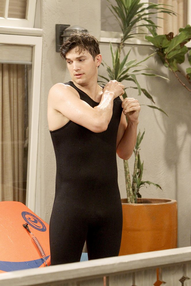 Two and a Half Men - Cab Fare and a Bottle of Penicillin - Photos - Ashton Kutcher