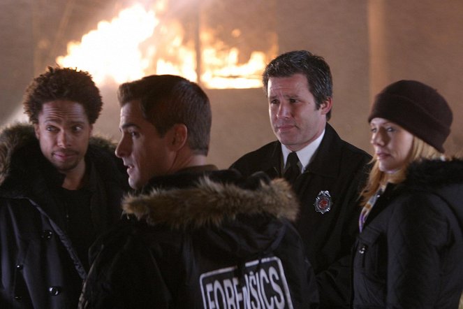 CSI: Crime Scene Investigation - Season 4 - Bad Words - Photos - Gary Dourdan, George Eads, Marg Helgenberger